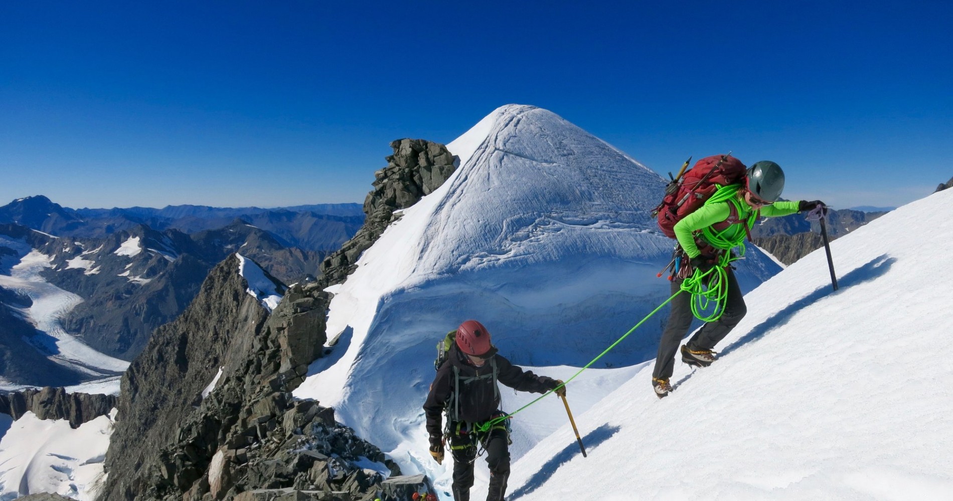 Short-roping on Hochstetter Dome (Photo: NZMGA) 1